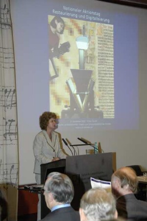 Eröffnung im Vortragssaal. Dr. Eva-Maria Stange bei ihrer Ansprache