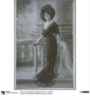 Frau in Kleid von Doeuillet