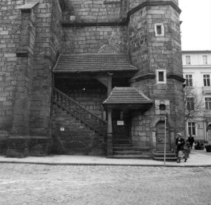 Bad Schandau. Marktplatz. St. Johannis-Kirche (1668/1671, 1705/1711 Wiederaufbau). Teilansicht. Eingang an der Nordseite