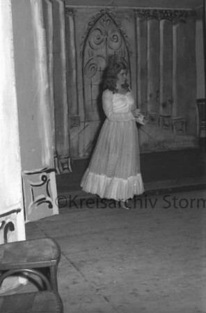 Weihnachtsmärchen: Hotel Oldesloer Hof: Saal: "Aschenputtel": Aufführung von Städtischem Musikkreis: Bühne: Szenenbild mit Schauspielerin: Aschenputtel im Ballkleid: 21. Dezember 1956