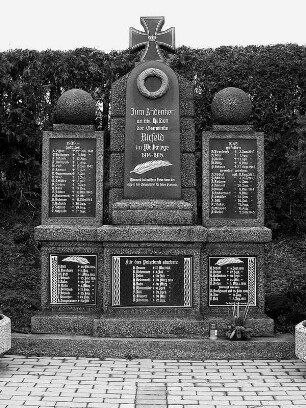 Friedhof: Portal, Grabmal, Gefallenendenkmal (Gefallenendenkmal , Grabmal, Friedhofsportal); Herbstein, Am Horst (Michelsteinweg), Horstäcker am Friedhof