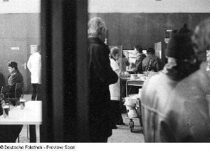 Dresden-Neustadt. MITROPA-Gaststätte (Selbstbedienungsgaststätte) am Neustädter Bahnhof. Raumaufnahme (Teilansicht)