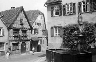 Marbach: Schillerhaus mit Wilder-Mann-Brunnen im Vordergrund