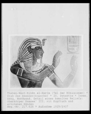 Ramses 3. mit Kopftuch und erhobenen Händen