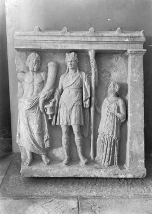Plutos mit Füllhorn, Dionysos (mit Kautharos und Thyrsos)