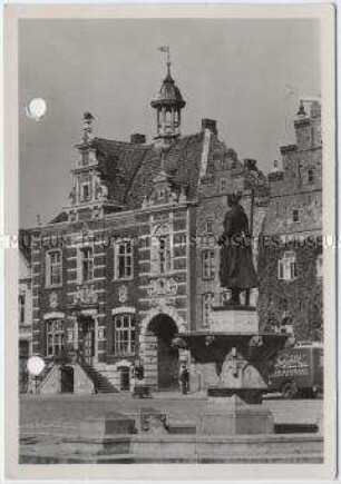 Husum, Rathaus und Brunnen (Stine)