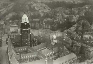 Dresden-Altstadt. Stadtzentrum mit Neuem Rathaus. Luftbild-Schrägaufnahme von Nordwest