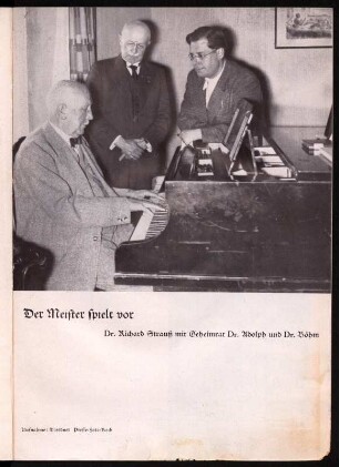 Porträt Richard Strauss am Klavier mit Dr. Paul Adolph und Karl Böhm. Fotografie von Presse-Foto Koch 1935 anläßlich der Uraufführung seiner Oper "Die schweigsame Frau". Sächsische Staatsoper, 24. Juni 1935. Fotoseite in: Programmheft Sächsische Staatstheater, Opernhaus Dresden. Druck; 22,2 x 16 cm. Dresden: SLUB Z. 4. 7-1935,2