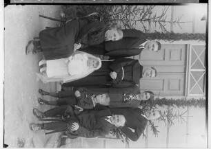 Primizfeier Brugger in Sigmaringendorf 1936; Neupriester Brugger mit Eltern, Bruder, Großeltern, Primizbräutchen und kleinem Jungen