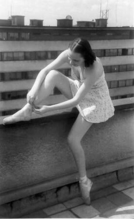 keine Beschreibung [Bukarest: Colorado: Madelaine Radulescu, allein, schnürt sich Ballettschuhe zu]