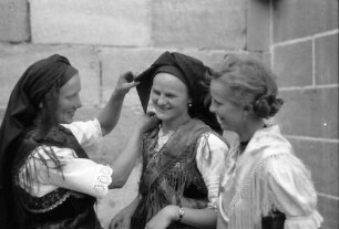 Nürnberg: Trachtengruppen bei der Eröffnung des Germanischen Nationalmuseums; Trachten