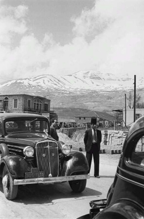 Reisefotos Libanon. Baalbek. Parkendes Auto an einem Gebäudekomplex nahe der Tempelanlage (vielleicht Verwaltungsgebäuden)
