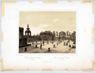Der Zwinger in Dresden, Blick aus dem Zwingerhof mit leeren Sockeln nach Nordwesten auf Kronentor und Wallpavillon, mit dem Denkmal König Friedrich August I. des Gerechten