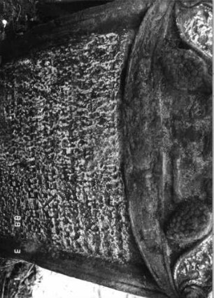 Grabstein 504 (Index: 99752922) Material: Sandstein Zustand: stark verwitt. mit fast völl. Textverlust Maße HxBxT: 117x68x11 cm Beschreibung: Stele, in Voluten auslaufender eingezog. Rundbogenabschl. Symbolik: zwei Trauben, Voluten, Muschel: Grabstein 504B