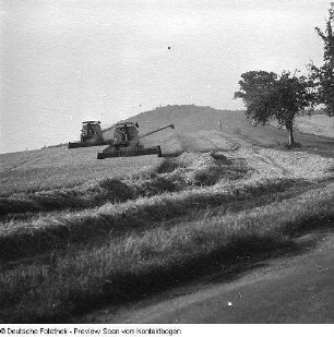 Landwirtschaft (Lagerhäuser, Neubau, Kongreß mit Krolikowski, Buchstand, Kartoffelsortieren, Gewächshaus, Kartoffeln, Getreideernte mit Mähdreschern, Auszeichnung auf dem Feld, Pflügen, Pflanzhütchen)