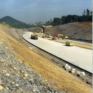 Betonfahrbahndecke im tiefen Einschnitt Fahrbahn Stuttgart - Ulm fertig