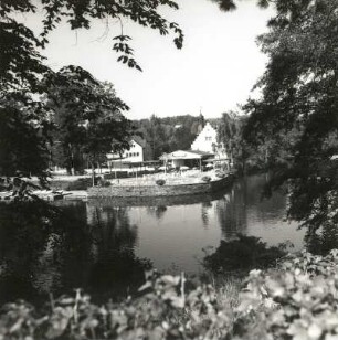 Rodewisch-Obergöltzsch. Ehemaliges Rittergut. Schlösschen (16. Jahrhundert, Restaurierung 1938/1960). Ansicht über den Wassergraben von Osten