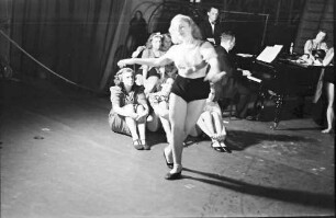 Plaza: Plaza-Girls proben; Gruppe; Girl tanzt im Vordergrund