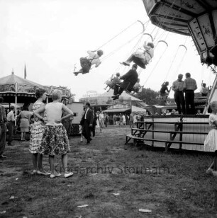 Volks- und Schützenfest: Schützenverein von Trittau und Umgebung e.V.: Festplatz mit Karussells, Buden und Besuchern: vorn rechts Kettenkarussell