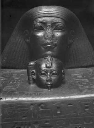 Würfelfigur des Erziehers Senenmut mit der Tochter der Königin Hatschepsut Nefrura