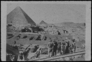 Ausgrabungen in d. Pyramidenstadt v. Gise [Gizeh]. Links Chephrenpyramide.