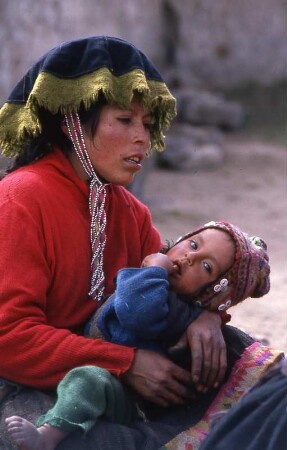Peru 1990, Frau mit Kind im Anden-Hochland