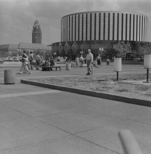 Dresden. Blick auf das Rundkino, im Hintergrund das Rathaus