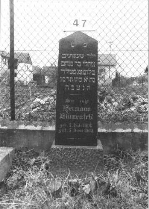 Grabstein 47 (Index: 99805035) Material: geschliffener Granit Maße HxBxT: 105x38x55 cm Beschreibung: Stele auf Sockel mit Dreiecksgiebel Besonderheit: Kindergrab: Grabstein 47
