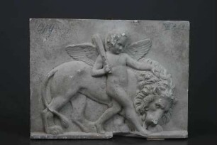 Geflügelter kindlicher Amor (Eros) mit einem Löwem