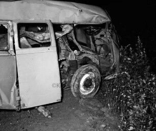 B 75: bei Stubbendorf: Verkehrsunfall: Kleintransporter prallt gegen Baum: Unfallwagen quer auf Gehweg, Seite aufgerissen, Blick in zerstörten Innenraum: im Dunkeln