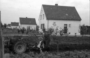 Nierswalde: Siedlung C; Motorpflug und Siedlungshaus