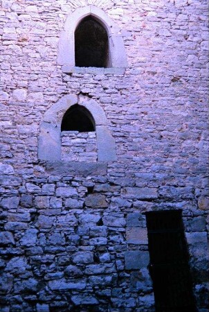 Burgruine, Wand mit zwei übereinander liegenden Türöffnungen