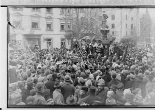 Fasnacht Sigmaringen; Bräuteln beim Rathausbrunnen