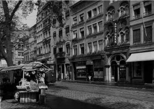 Köln (Nordrhein-Westfalen). Ansicht des Alter Markt. U. a. zu sehen Haus der Jan von Werth Apotheke, der ältesten Kölner Apotheke