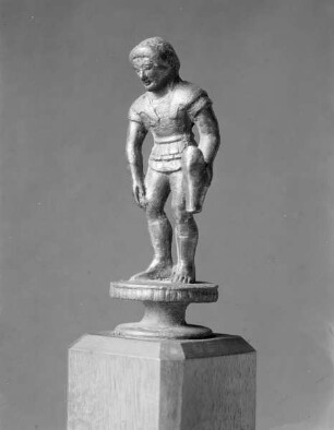 Stehender Krieger mit Beinschiene