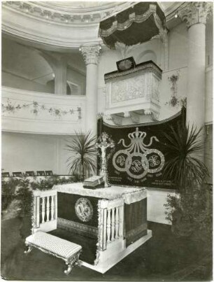Die Schlosskapelle mit Altar und Kanzel