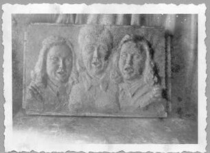 Drei singende Mädchen : Drei singende Mädchen (Relief). Wohl Gips, getönt (nach 1945; E. Richter). Dresden-Striesen, Borsbergstraße 11, Atelier der Künstlerin