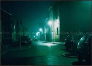 Straßenzug bei Nacht im Laternenlicht (Altersgruppe 14-17)