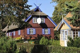 Nida (Nidden) - Farbiges Holzhaus : Die historischen Fischerhäuser auf der Kurischen Nehrung stehen zum großen Teil unter Denkmalschutz. Aufgenommen in Nida (Nidden) am 8. Oktober 2010