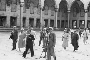 Reisefotos Türkei. Istanbul. Hagia Sophia (532-537; Anthemios von Tralleis). Teilansicht aus dem Hof mit Touristengruppe