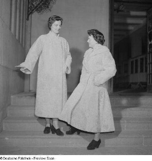 Zwei Models, Pelzmäntel auf einer Treppe präsentierend