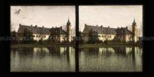 Kloster oder Schloss an einem Teich