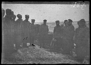 bei Illawcze (=Ilavche, Ukraine) an der Verkehrsstelle: 14 russische (?) Soldaten und Offiziere auf einer verschneiten Landstraße ("der Tigerjäger von Wladiwostok")