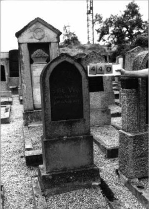Grabstein 440 (Index: 99797513) Material: Sandstein, weiß, mit Basaltplatte Zustand: leicht verwittert Maße HxBxT: 146x49x22 cm Beschreibung: Stele, Spitzbogenabschluß, getreppter Sockel Symbolik: Davidstern: Grabstein 440