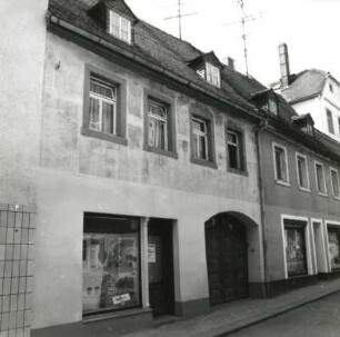 Oederan, Kleine Kirchgasse 2. Doppelwohnhaus mit Ladeneinbau. Straßenansicht (Teilansicht) mit Durchfahrt