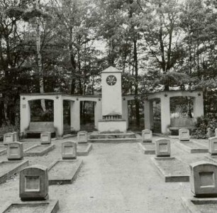 Friedrichshain. Ehrenfriedhof der Sowjetarmee : Felixsee-Friedrichshain. Ehrenfriedhof der Sowjetarmee. Nach 1945. Gräberreihen und Ehrenmal