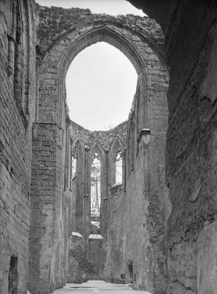 Ruine der Klosterkirche Oybin : Oybin. Ruine der Klosterkirche (1364/1384). Inneres zum Chor