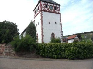 Ansicht von Ostsüdosten mit Kirche über Kirchturm (rechteckiger Romanischer Chorturm) über Kirchhofmauer (Wehrgang mit Steinbrüstung im 18 Jh abgetragen)