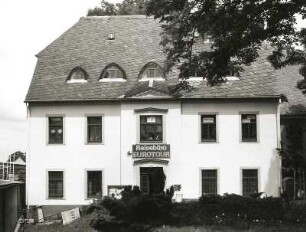 Annaberg-Buchholz. Wohn- und Geschäftshaus (Reisebüro, ehemaliges Pfarrhaus), Adam-Ries-Straße 2. Eingangsseite mit Mittelrisalit
