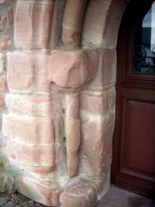 Kirchturm - romanisches Portal im Westen - Nordgewände mit Profilierung und ornamentierter Kapitellsäule (starke Verwitterungseinflüsse an der Reliefornamentik)